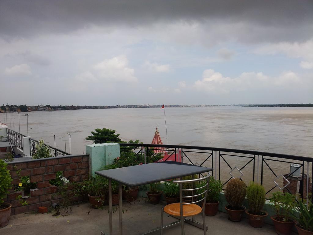 East Sons Tourism - Stay By The Ganges Varanasi Exterior photo